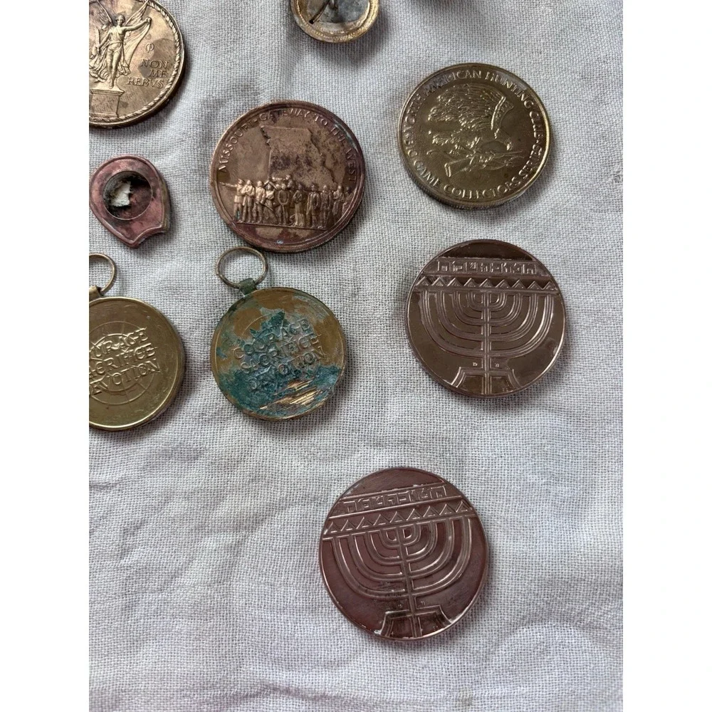 Miscellaneous‎ Brass, Copper Commemorative Coins, Assemble A Button. 3743